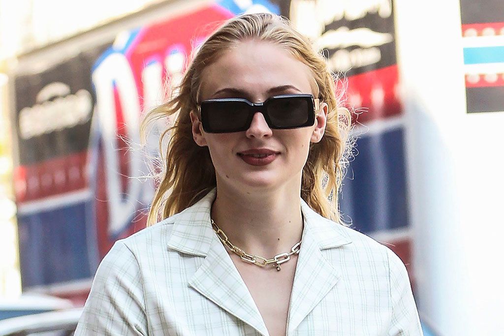 9509cb32a4c8d0598383d02e52320301 - Sophie Turner Does the Socks-and-Sandals Trend in NYC
