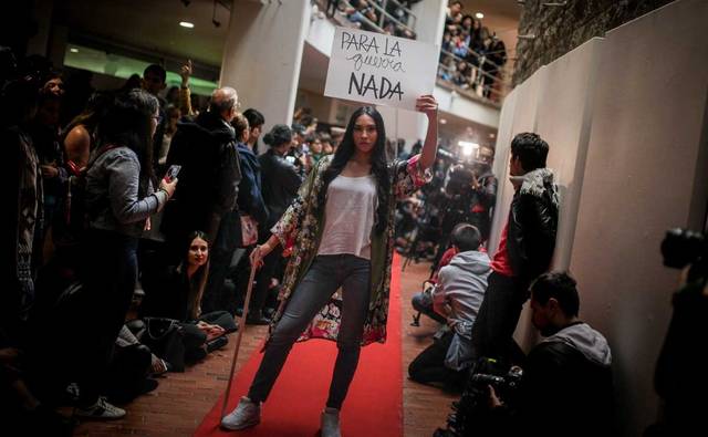 Para la 1 - Tailoring peace: Colombian ex-rebels turn to fashion